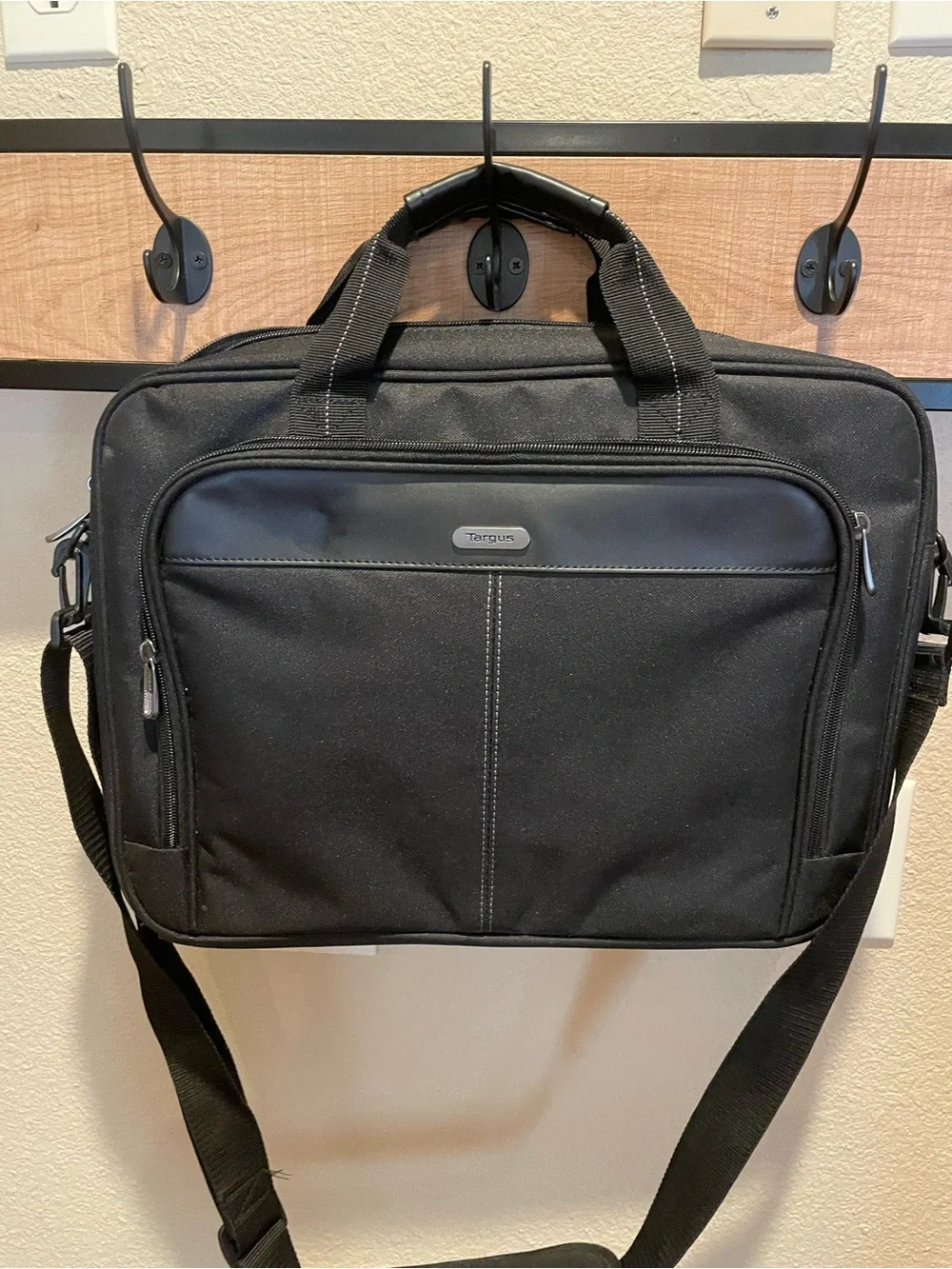 Targus Black Men's Laptop Messenger Bag with Shoulder Strap